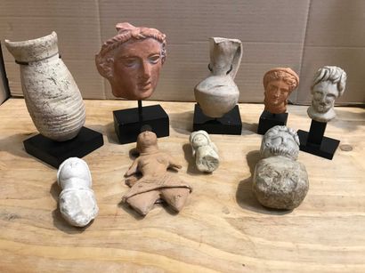 null Lot of travel souvenirs: terracotta statuettes, vase, paper maché figurines,...