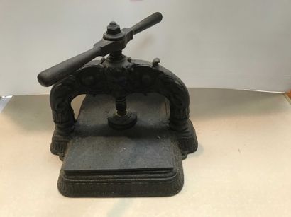 null Ref: 148 Cast iron binding press, 19th century.