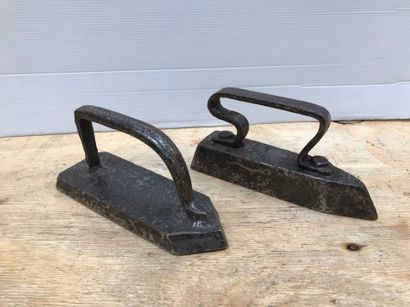 null Ref: 114 Two iron irons, archaic forms, 18th / 19th century.