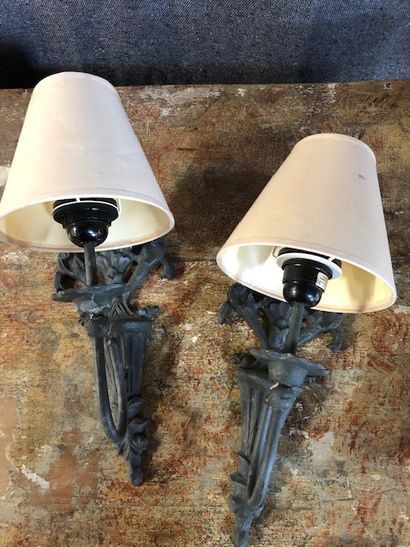 null Pair of cast iron sconces decorated with flowering pots. Modern work.