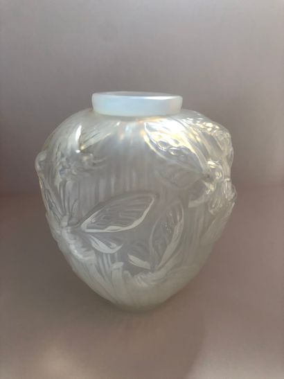 null VERLYS, baluster glass vase with dragonfly decoration.