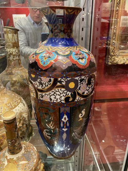 null 
Cloisonné vase with polychrome decoration. Japan.