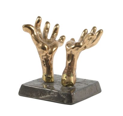 null Yves LOHE (1957) Hands. Bronze with golden and brown patina. Signed on the terrace....