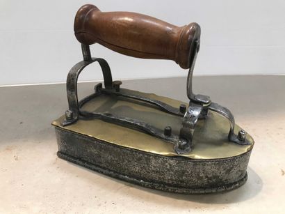 null Ref: 48 Fer à repasser en fer et laiton, XIXème siècle.