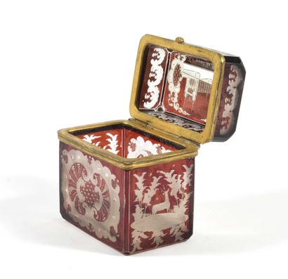 null Red engraved glass box and gilt bronze frame. Bohemia around 1900. 7x6.5x4....
