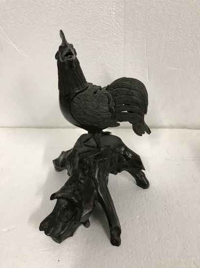 null Bronze rooster perfume burner with brown patina.

Japan

Height : 30 cm
