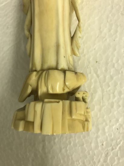 null CHINA. Ivory Kwan Yin 

19th century

Height : 18 cm 

(Crack, accident and...