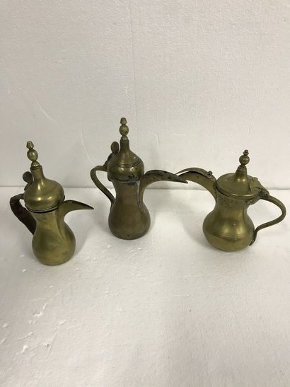 null Three signed Dala brass and copper pourers

Height : about 27 cm