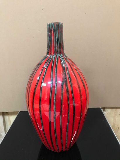 null 135 Red vase with turquoise coulures. Height : 45,5 cm