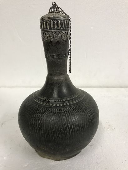 null India. Brown terracotta vase with silver mounting

Height : 32 cm
