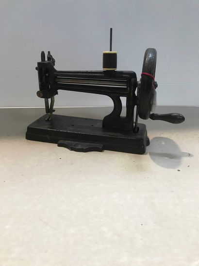 null Ref: 180 Sewing machine, no brand.