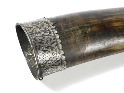 null Drinking horn, silver and ivory mounting. Work of the Caucasus. Length : 54...