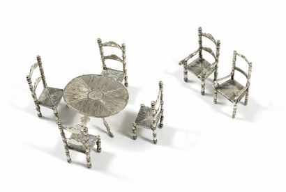 null 236 Silver table and six chairs. Dutch work around 1900. 3,3cm - 4,7cm