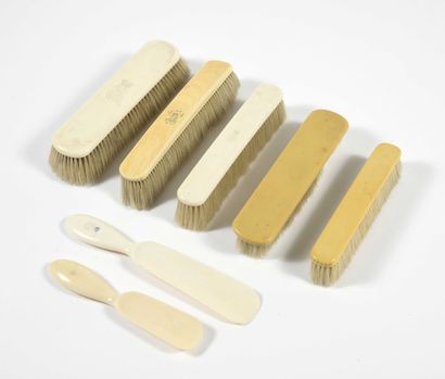 null 5 brushes and two ivory shoes. France, early 20th century. Length : 10 to 2...