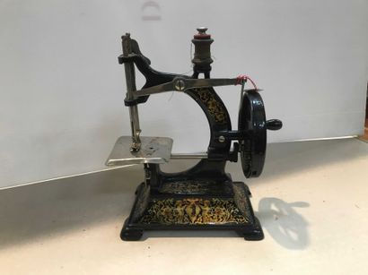 null Ref: 161 Sewing machine, No. 5701, bear mark (Berlin?). Perfect condition.