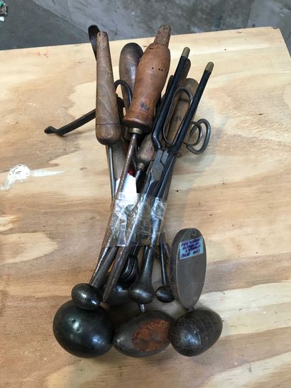null Ref: 137 Lot: pipe irons, Kabyle iron, shell irons or balloon irons, end of...