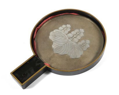 null A japanese silver bronze mirror in a lacquer box. Signed Fujiwara Munetsugu...