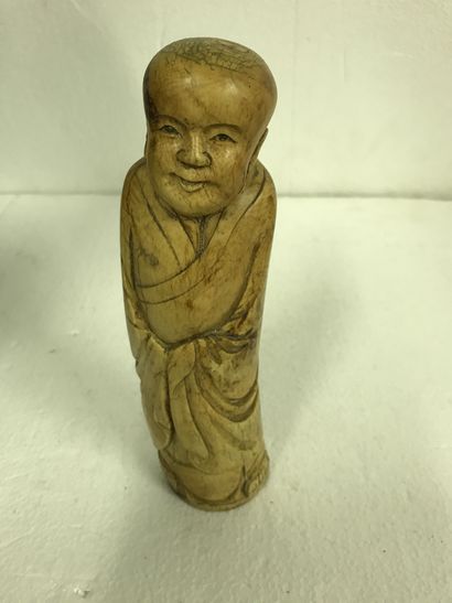 null CHINA. Monk in hollow ivory, signed under the base. 

Height : 26 cm

(Small...