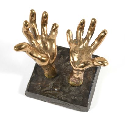 null Yves LOHE (1957) Hands. Bronze with golden and brown patina. Signed on the terrace....