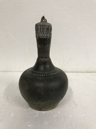 null India. Brown terracotta vase with silver mounting

Height : 32 cm