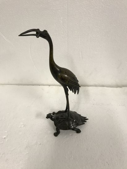 null JAPAN. Heron on a turtle in bronze. 

Height : 32 cm