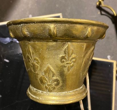 null Gilt brass mortar and pestle with fleur-de-lis decoration. Height : 10.5cm ...