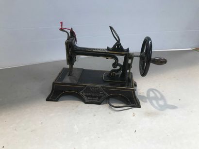 null Ref: 181 Sewing machine, make V P / MIGNONETTE.