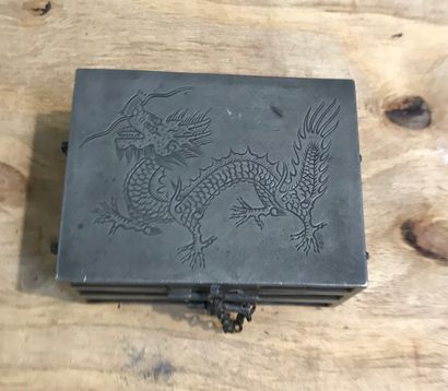 null Boîte rectangulaire en étain et bois à décor d'un dragon. 

4,5 x 11,5 cm