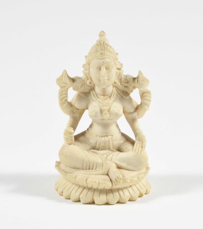 null Seated Lakshmi in ivory. India around 1900. Height : 8cm. 8cm