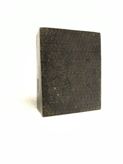 null CHINA. Enclosed box with floral decoration on a black and gold background. 

4...
