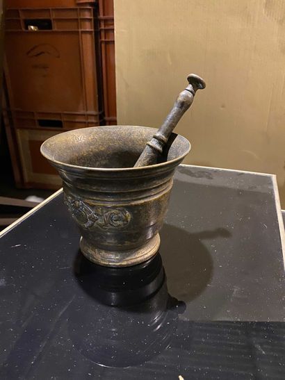null Mortar and its pestle in patinated bronze. Old work.

height : 11.5