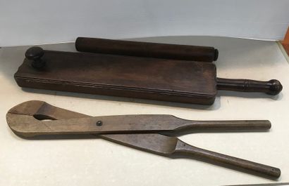 null Ref: 142 Set of ironing and other objects, in wood: three bobbins, tongs, e...