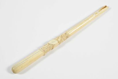 null Engraved ivory parasol handle. France around 1900. Length : 20cm