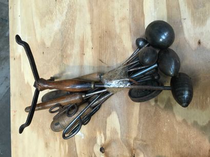 null Ref: 137 Lot: pipe irons, Kabyle iron, shell irons or balloon irons, end of...