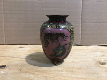 null A cloisonné tripod vase decorated with phoenixes and butterflies in reserves.

Accident...