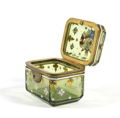 null Enameled glass box with green background. Bohemian green 1900. 7x7.5x7cm
