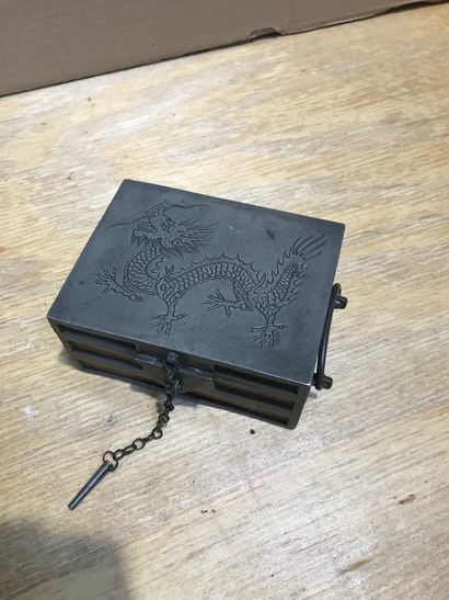 null Rectangular pewter and wood box decorated with a dragon. 

4,5 x 11,5 cm