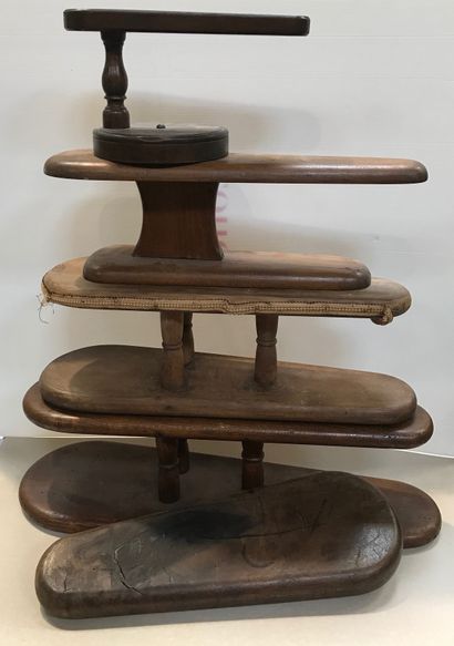 null Ref: 142 Set of ironing and other objects, in wood: three bobbins, tongs, e...