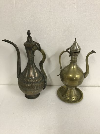null Two brass or copper pourers. 

Islamic art around 1900

Height : 47 cm