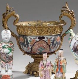 null Coupe en porcelaine du Japon à décor Imari, de branchages fleuris et feuillagés,...