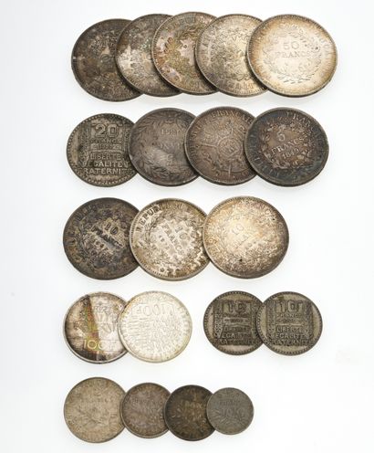 null Un lot de pièces de monnaie comprenant :

- 2 pièces de 10 Fr en argent de 1930...