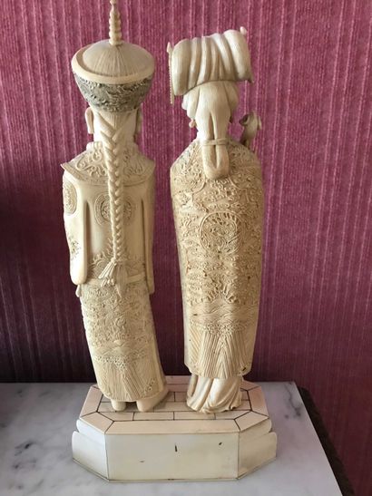 null Couple de dignitaires en ivoire et incrustations de pierres Haut : 39cm
