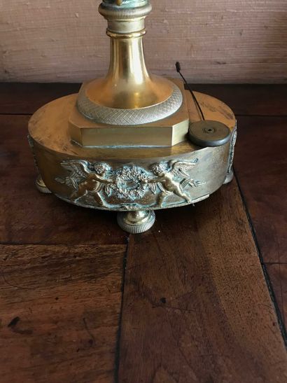 null Pendule en forme de vase balustre en bronze doré à décor deux angelots, corne...