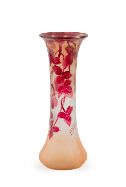 null 33 Vase en verre multicouche dégagé à l’acide à décor de pampre et dessins....