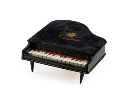 null 35 Piano à queue miniature en bois peint intégrant une boîte à musique. 12 x...