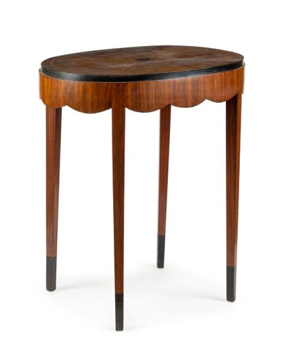 null 47 Petite table en bois de placage, ceinture polylobée. Vers 1950 / 1960 Hauteur :...