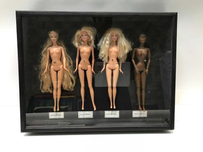 null Renan POLLÈS (1943 - 2019) Barbia. Quatre poupées barbie encadrées. 40x54cm