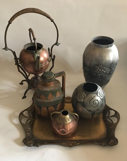 null Samovar cuivre, Paire de vases Robis à décor de fleurs repoussées et vase décor...