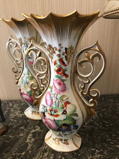 null Paire de vases d’église en porcelaine polychrome et or à décor de fleurs. XIXème...