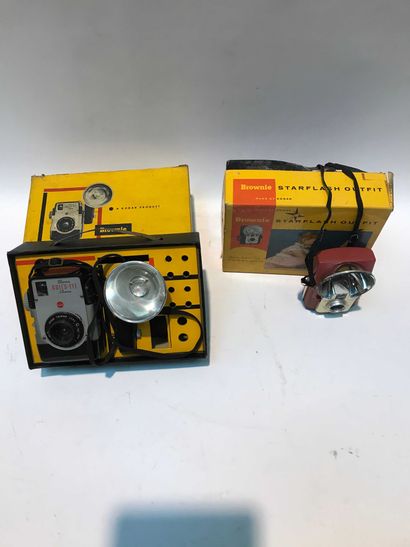 null 33 P1/17 Ensemble de trois appareils photographiques Kodak et accessoires divers...